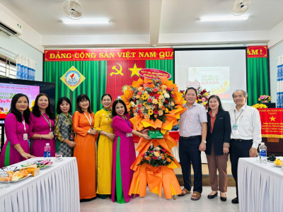 Trường Tiểu học Hai Bà Trưng vui mừng đón đoàn lãnh đạo quận Sơn Trà đến thăm và chúc mừng nhân dịp kỷ niệm 42 năm Ngày Nhà giáo Việt Nam 20/11