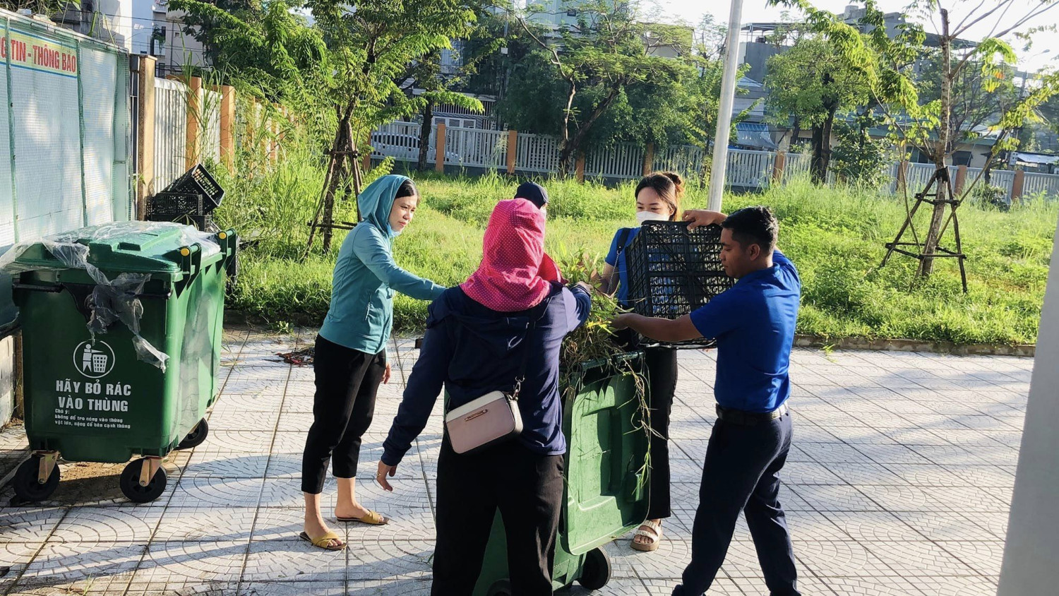 Trường Tiểu học Hai Bà Trưng tổ chức ra quân dọn vệ sinh môi trường phòng chống dịch bệnh sốt xuất huyết